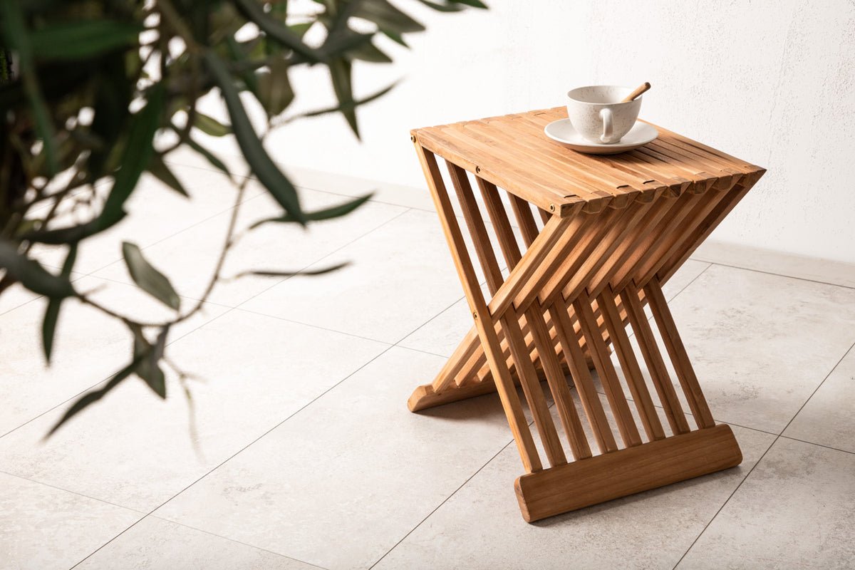 Table de jardin Zuki - une table d'appoint pliante en bois de teck