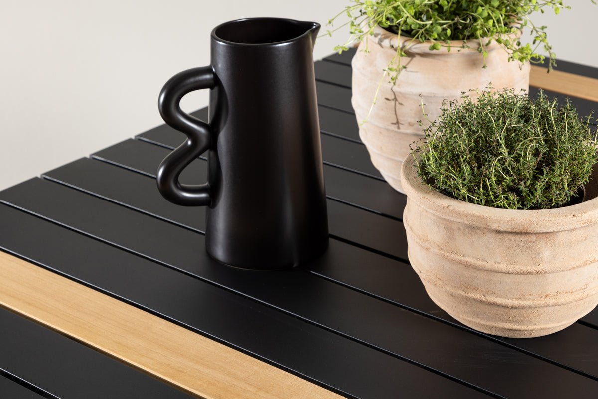 Table de jardin Nuru - Teck et aluminium pour stabilité et durabilité