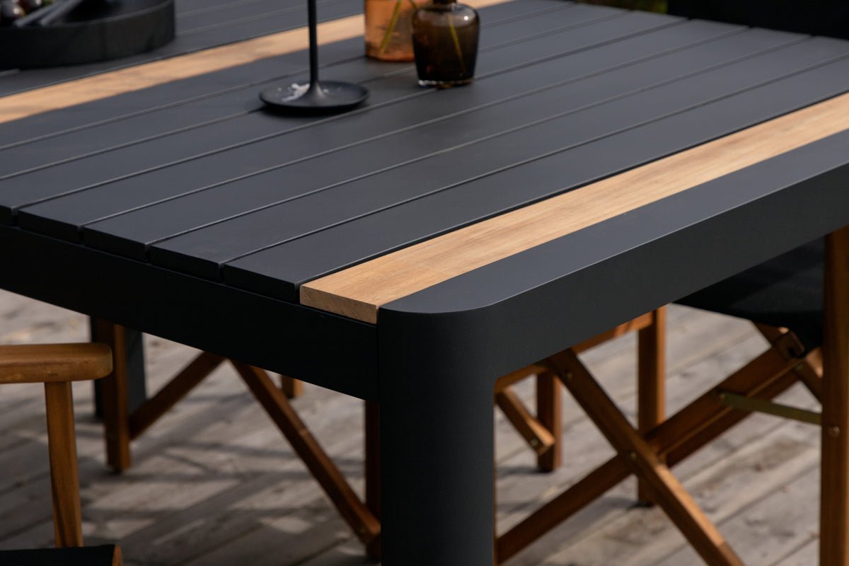 Table de jardin Nuru - Teck et aluminium pour stabilité et durabilité