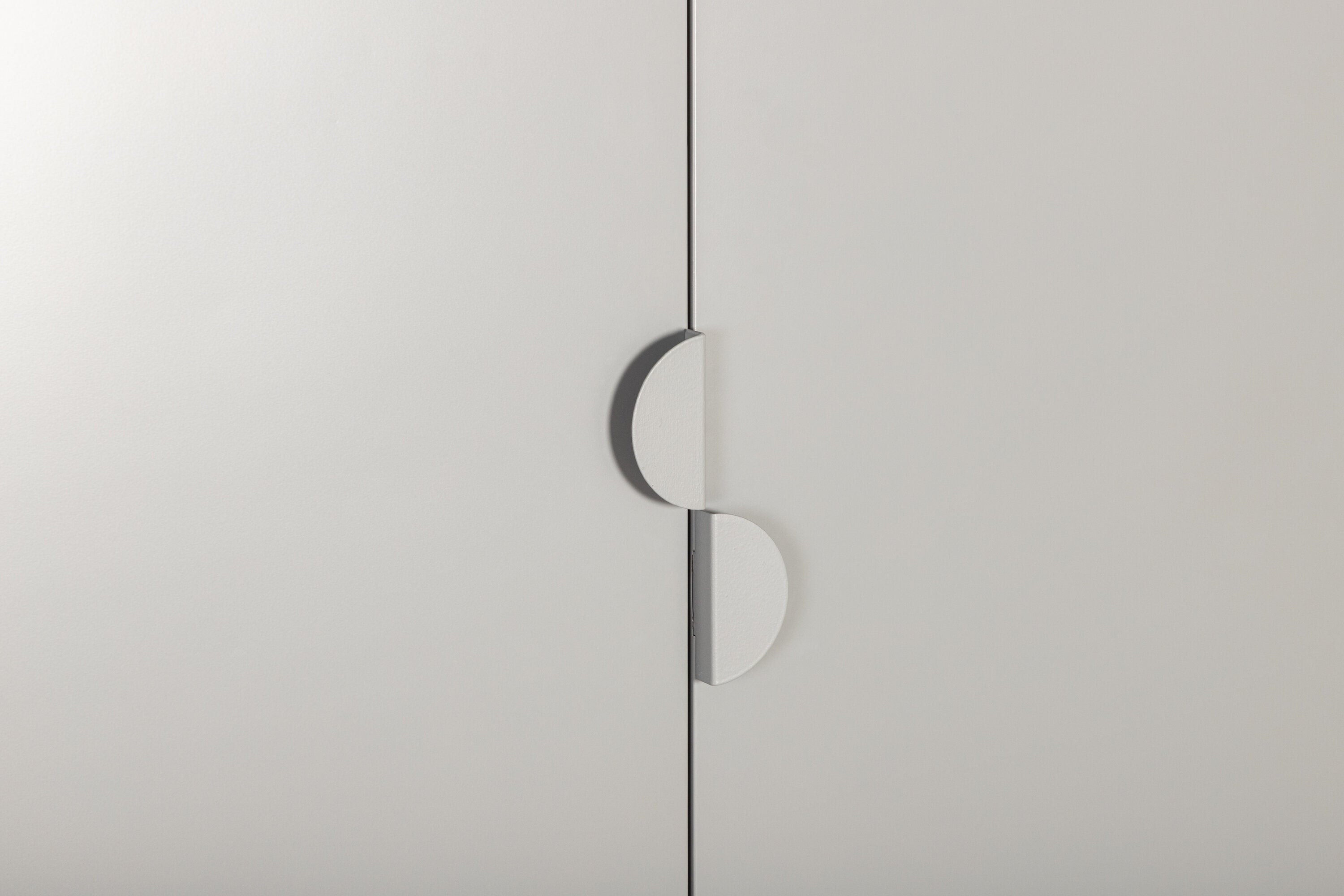 Designer Schrank Piring - in schlichtem Grau