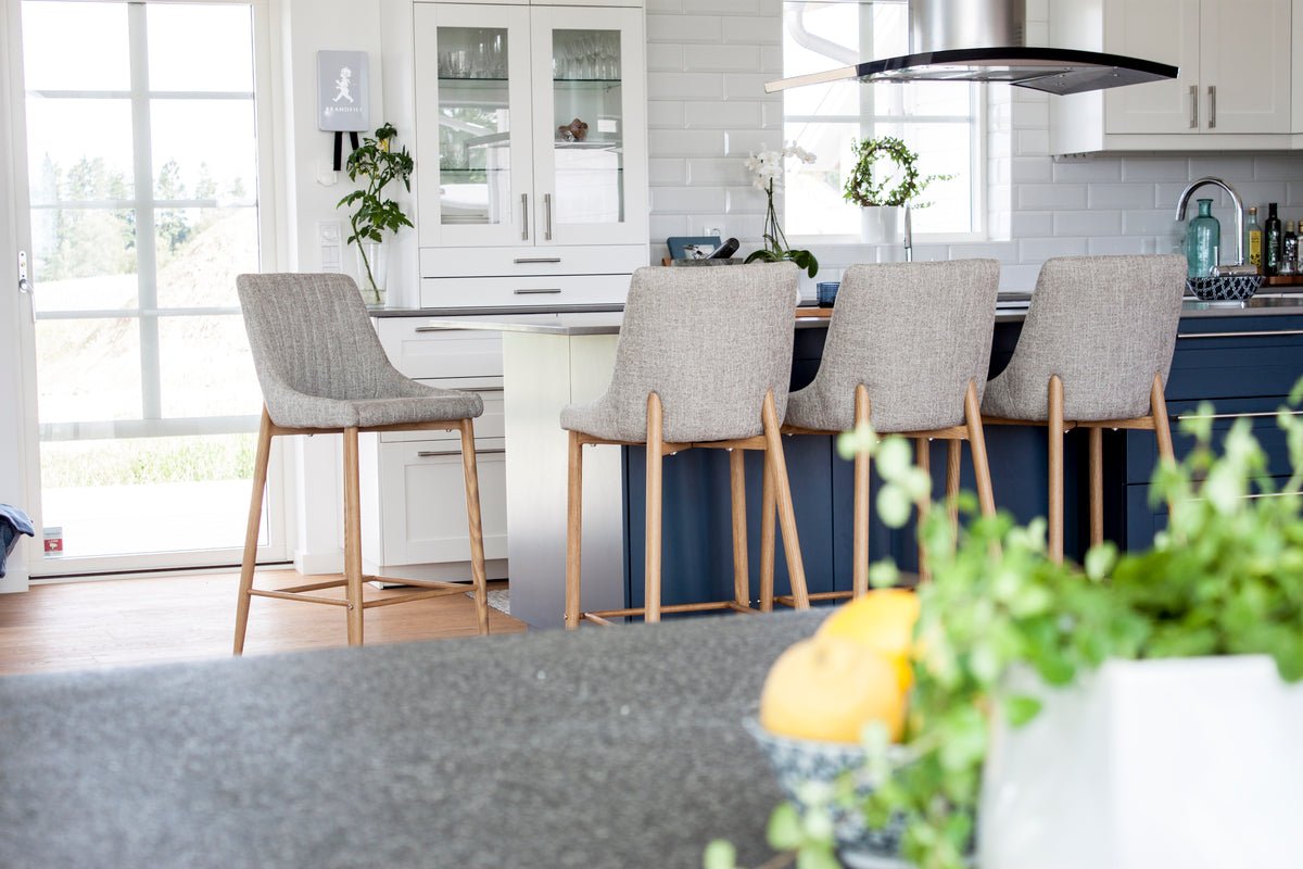 Ensemble de 2 tabourets de bar Leonardo en gris clair avec métal brossé