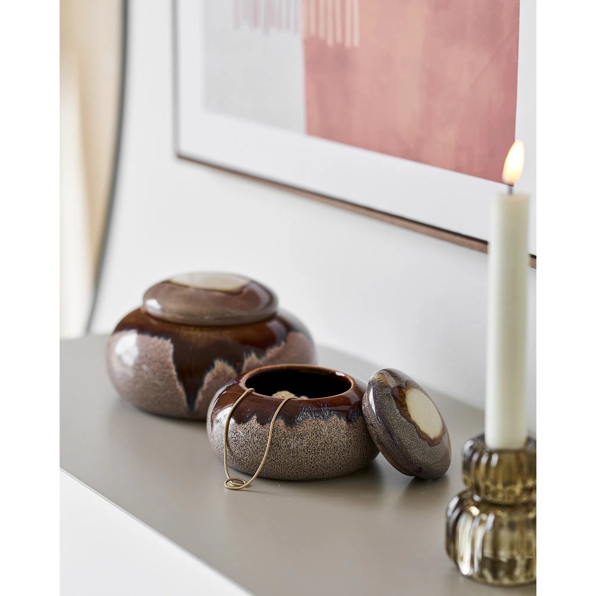 Osmira Freestanding Shelf – made of metal in sand color