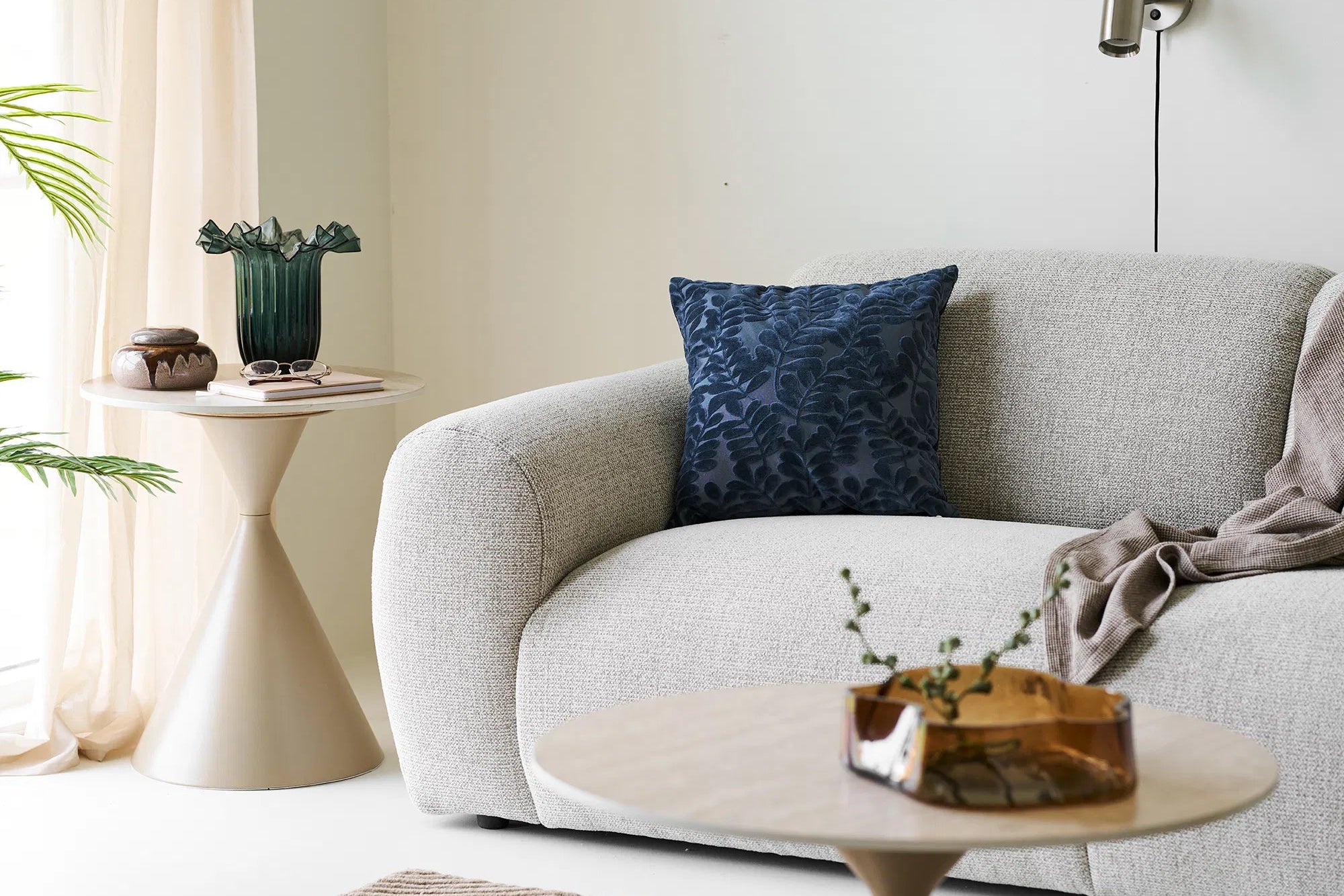 Zierkëscht Brunvella – mat florale Reliefmuster a Blo