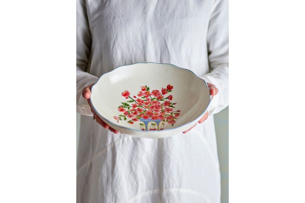 Schossel Avenza – wäiss Steingutt mat Blummen