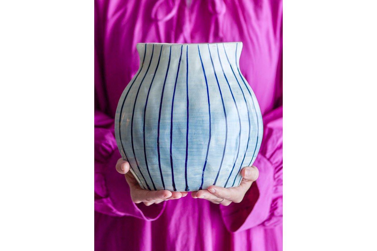 Vas „Bleir“ – handbemolten Steingut