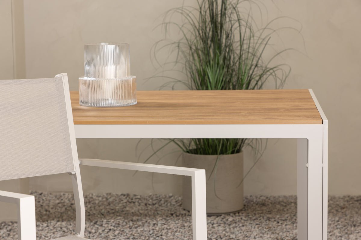 Gartentisch Tareen - eng harmonesch Kombinatioun aus Natierlechkeet a Stabilitéit