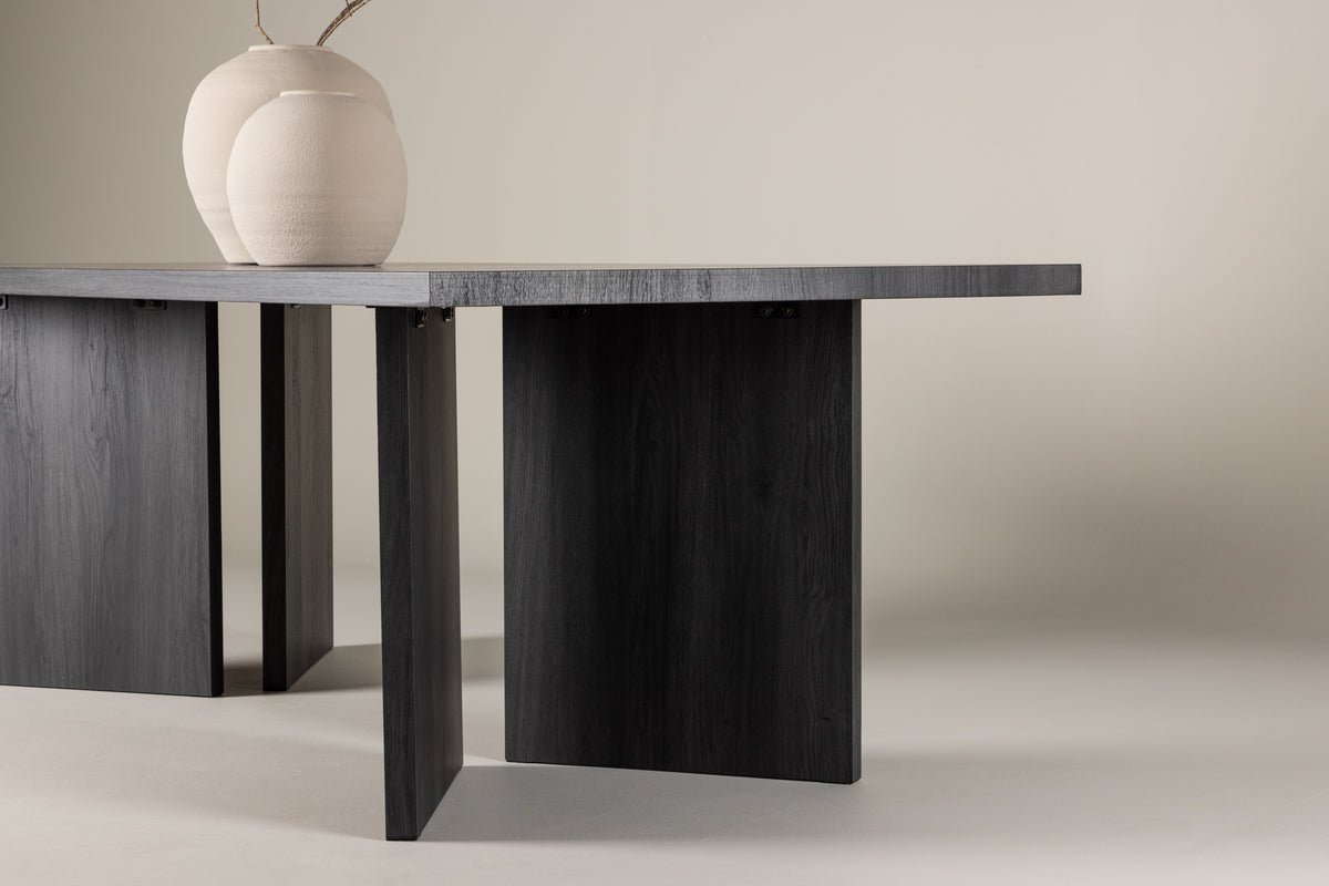 Dining table Tasman - offers plenty of space for shared meals