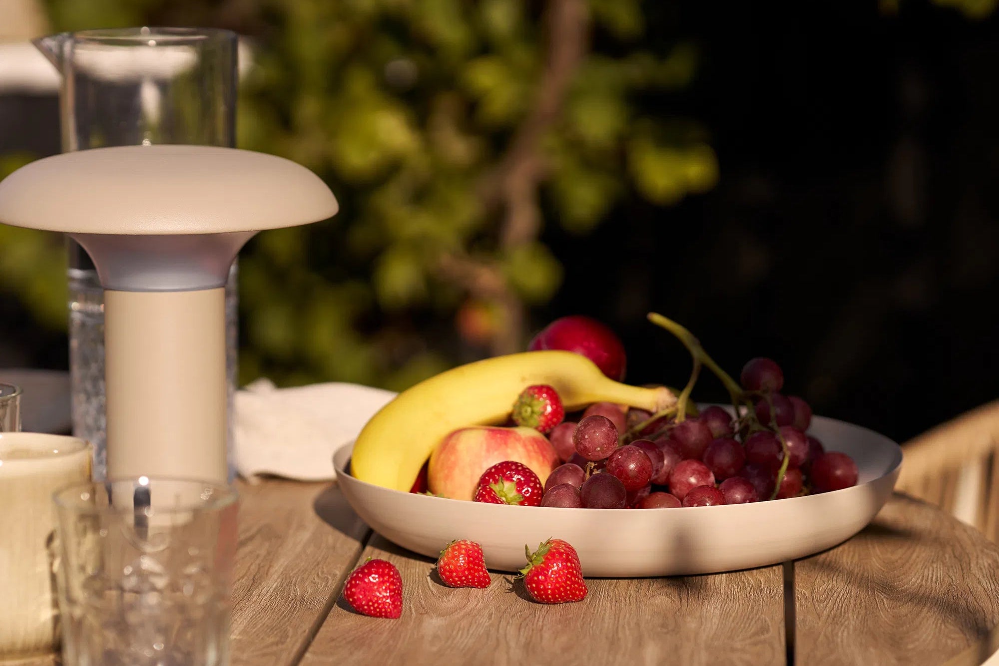 Servierplack Eirvella – aus Metall a beige