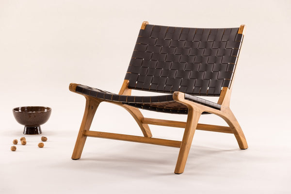 Fauteuil lounge design Tevari – Tressage en teck & aspect cuir marron