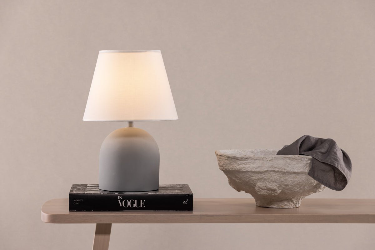 Lampe de table « Stenljus » – pied en béton gris mat avec abat-jour en lin blanc