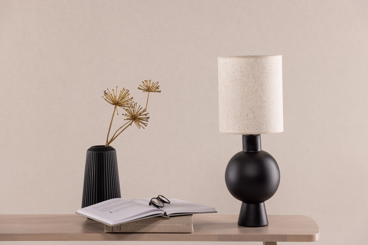 Lampe de table « Fantasia » – Béton noir rencontre abat-jour en lin beige