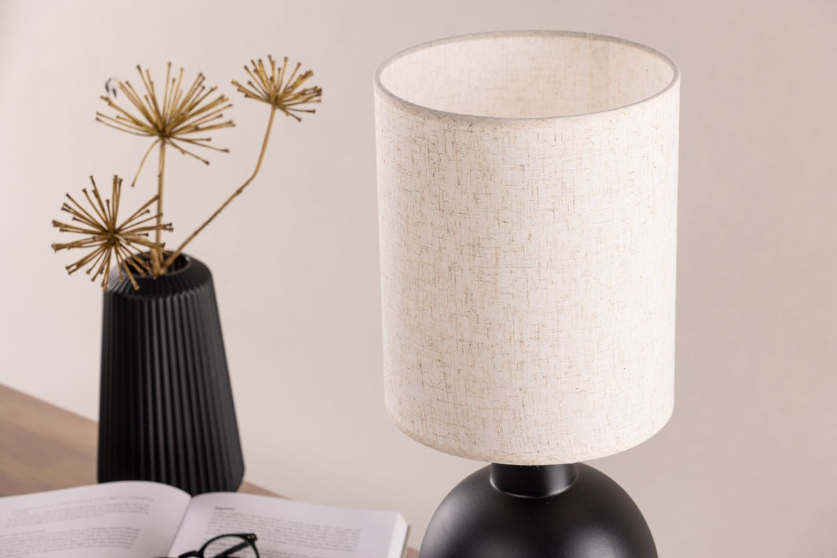 Lampe de table « Fantasia » – Béton noir rencontre abat-jour en lin beige