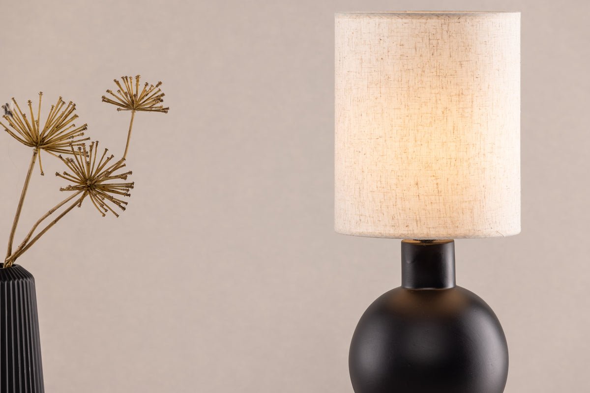 Lampe de table « Fantasia » – Béton noir rencontre abat-jour en lin beige
