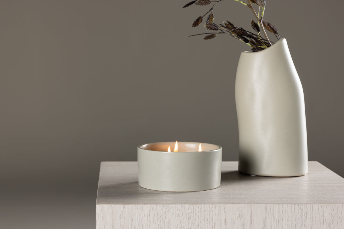 Duftkerze Liora – Stilvolle Kerze im Keramikgefäß in Hellgrau