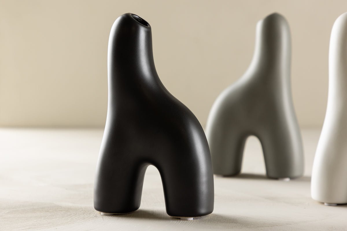 Vase Noara 16 cm – Skulpturalt Designobjekt aus Steingut