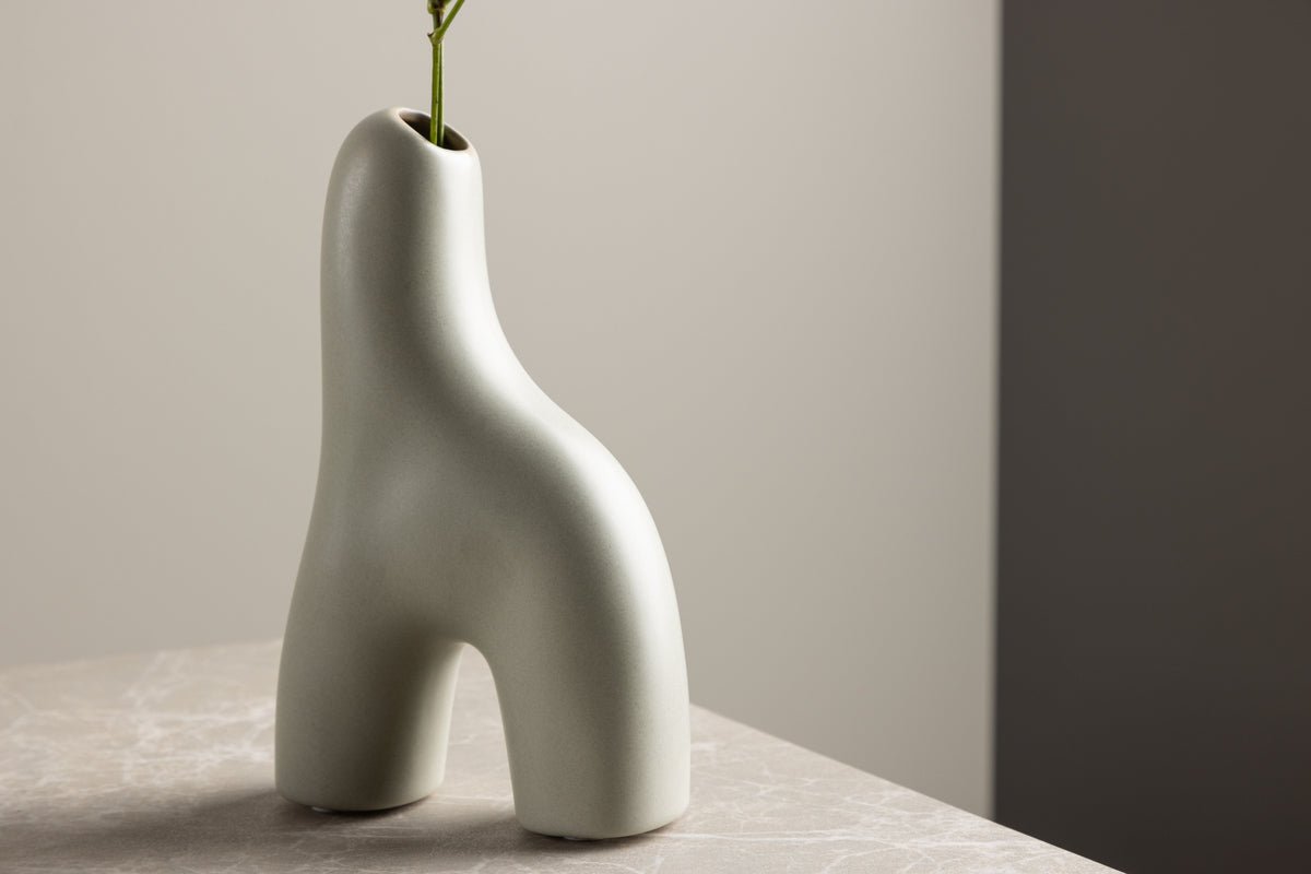 Vase Noara 16 cm – Skulpturalt Designobjekt aus Steingut