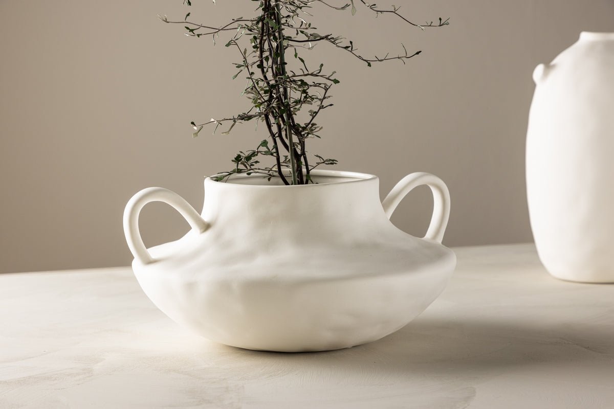 Flower Pot Vian - in round shape with distinctive ceramic loops