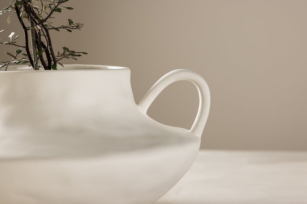 Flower Pot Vian - in round shape with distinctive ceramic loops