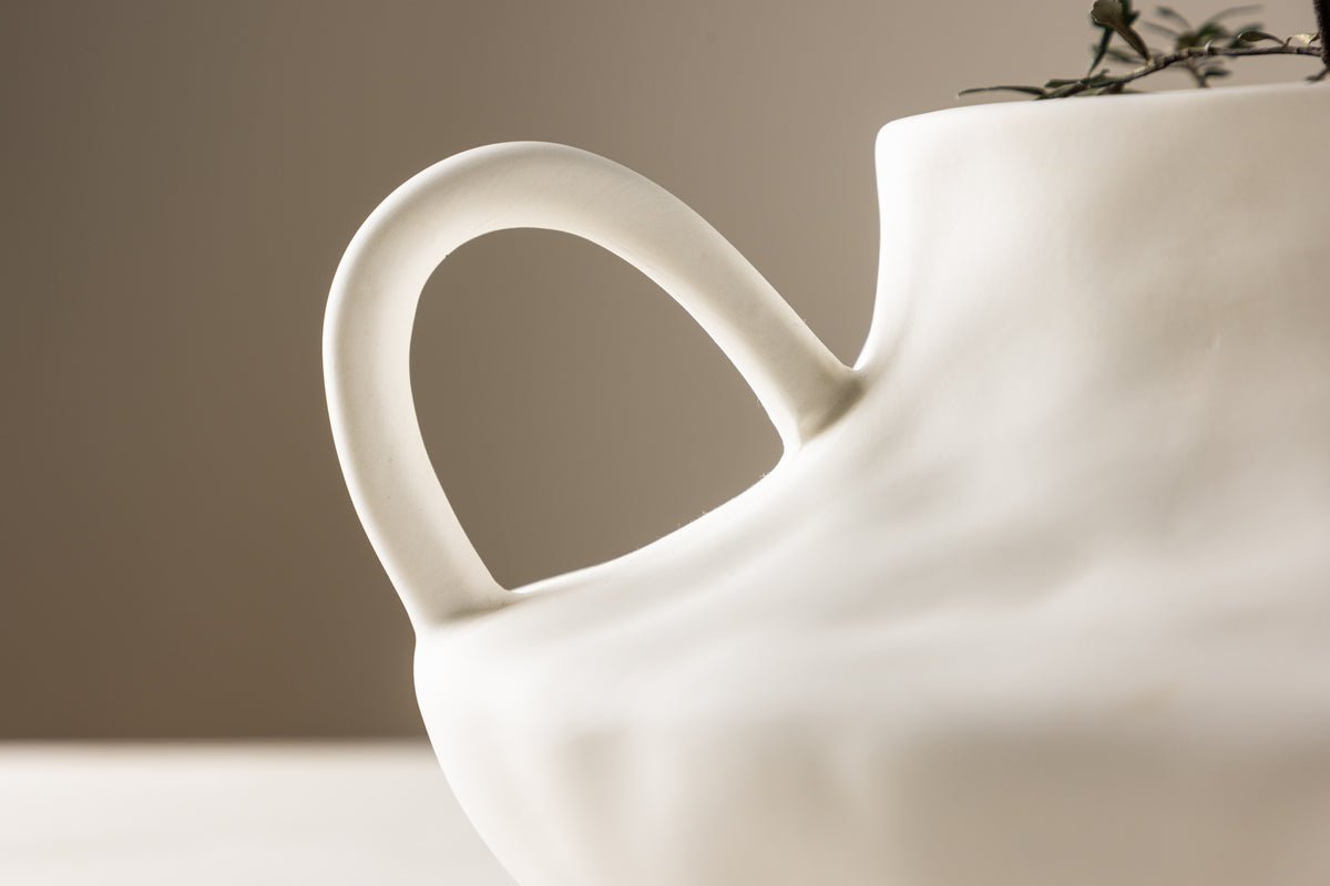 Flower Pot Vian - in round shape with distinctive ceramic loops