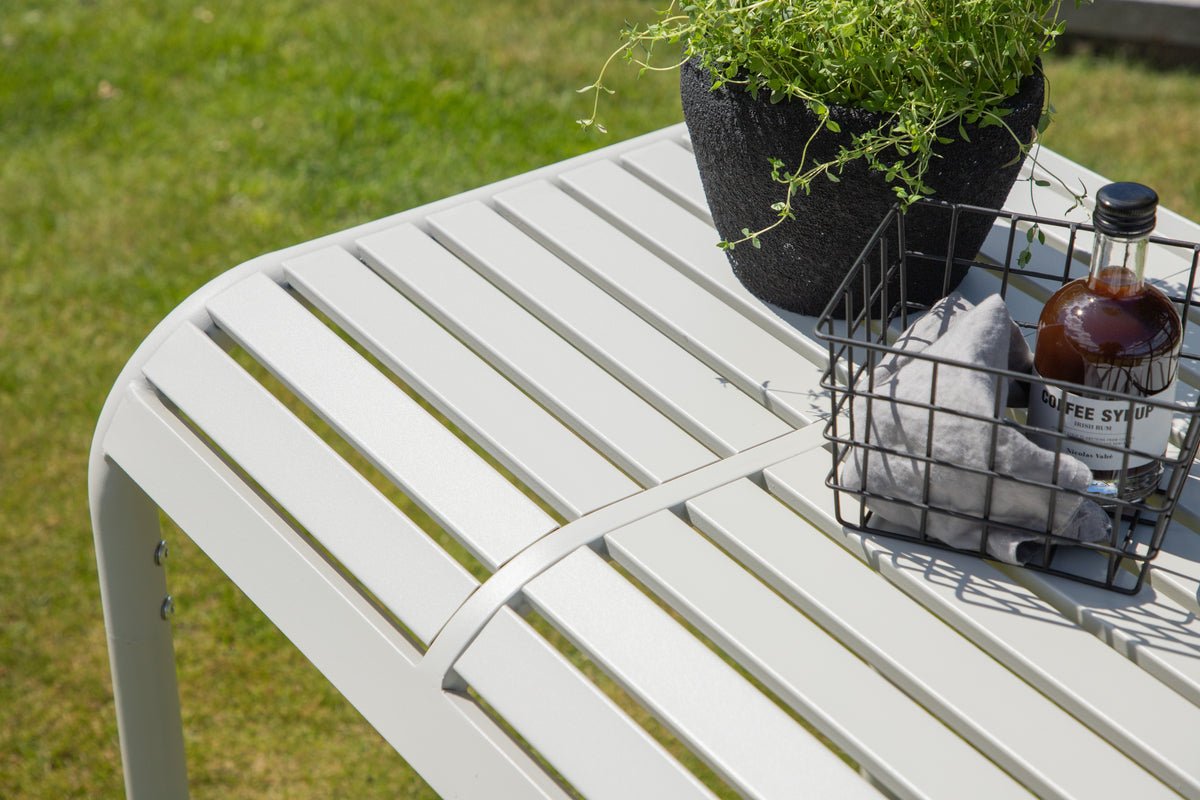 Gartentisch Tehani - liichter, beige Café-Dësch aus Aluminium