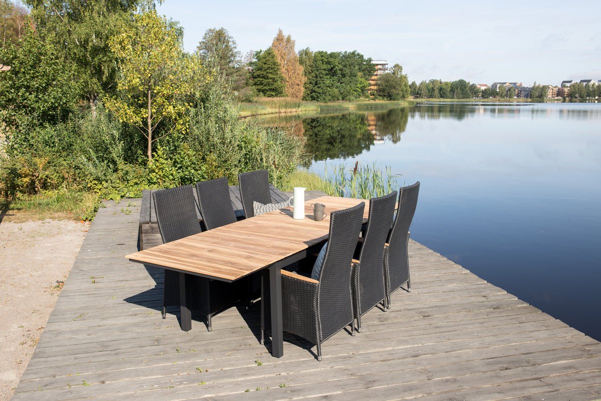 Garden table Caimana - an extendable dining table with a noble teak wood top