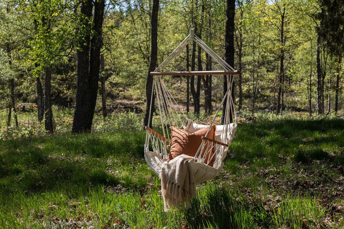 Fauteuil suspendu de jardin Arlena – Chaise à bascule d'extérieur confortable en Blanc