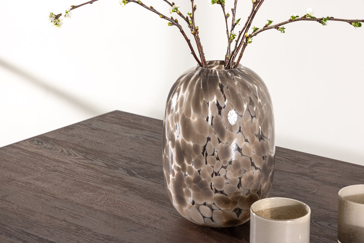 Dining table Nary - combines modern design with timeless elegance