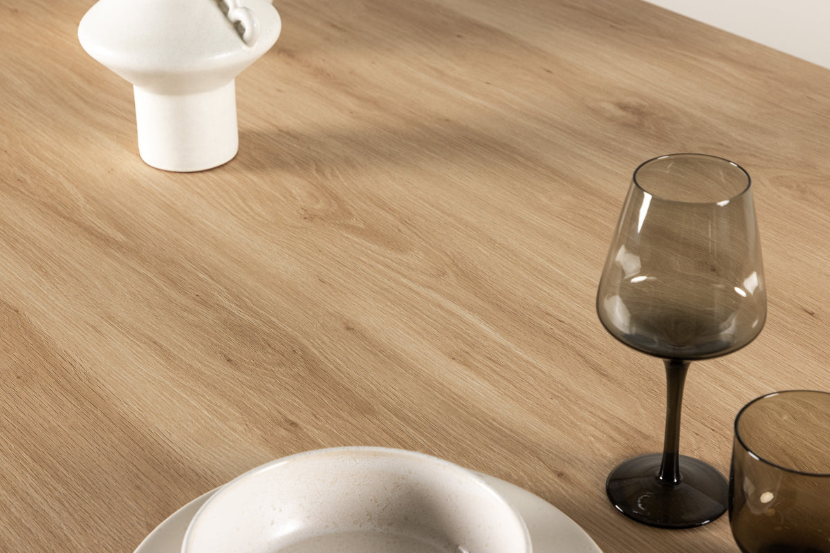 Dining table Nary - combines modern design with timeless elegance