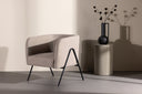 Fauteuil Rufus - avec tissu beige et pieds laqués noirs
