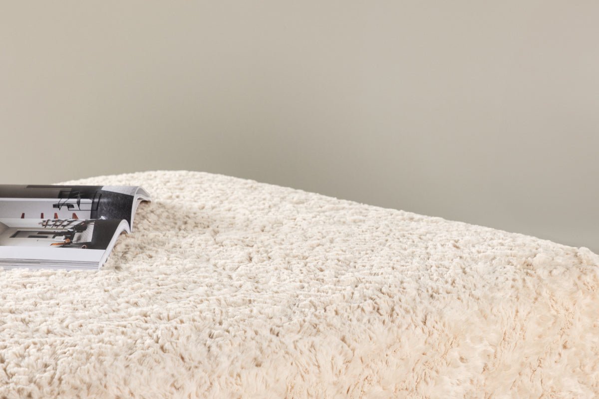 Tabouret d'appoint Farrow – Tabouret carré en imitation peluche Beige