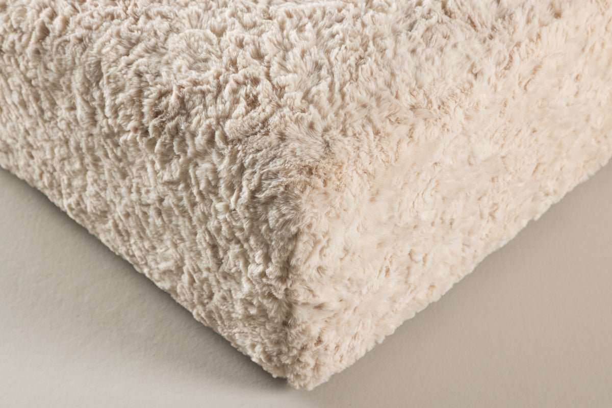 Tabouret d'appoint Farrow – Tabouret carré en imitation peluche Beige