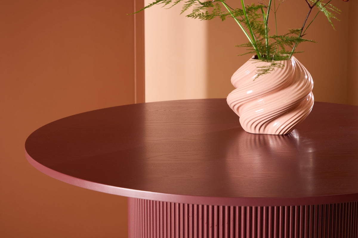 Dining table Arden – Round dining table in burgundy red (Ø 110 cm)