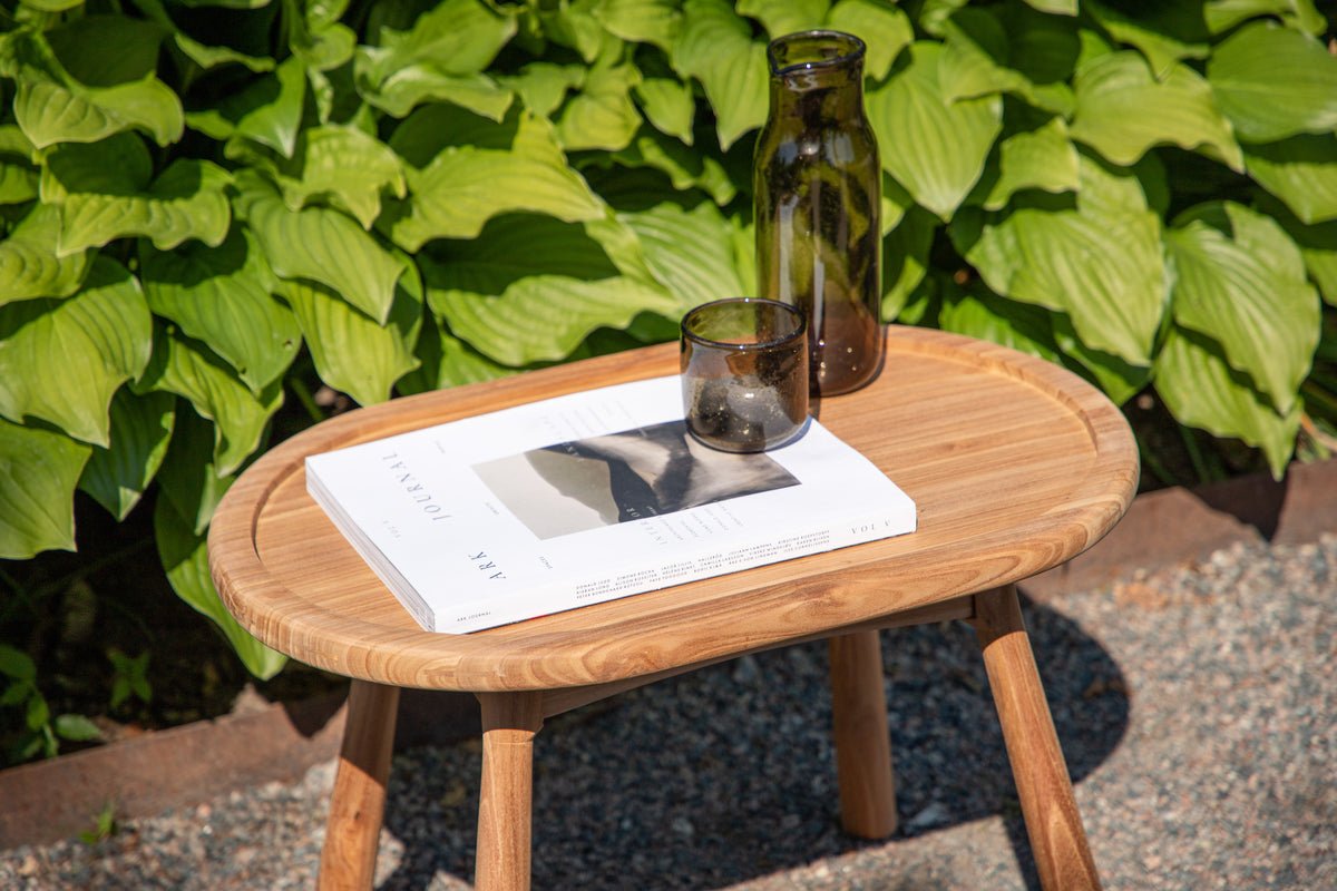 Table de jardin Maji - une table d'appoint de forme ovale en bois de teck