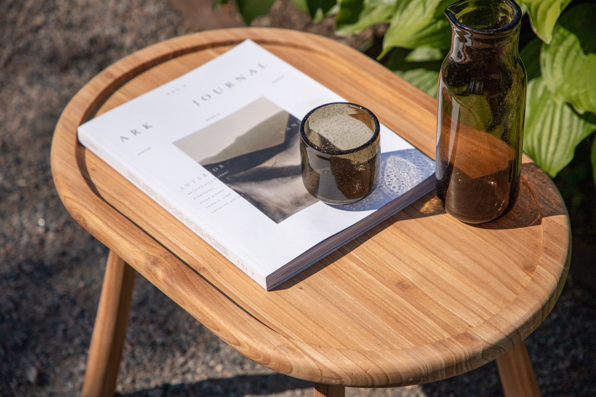 Table de jardin Maji - une table d'appoint de forme ovale en bois de teck