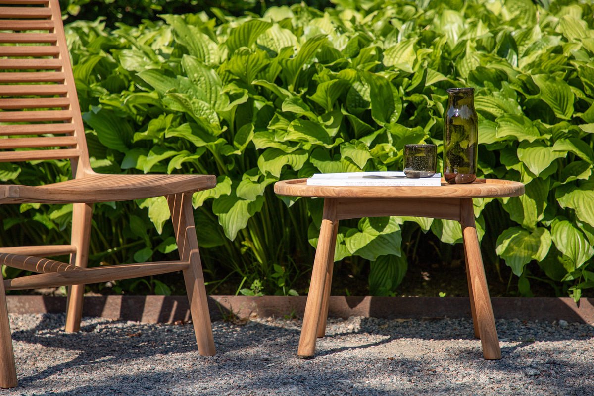 Table de jardin Maji - une table d'appoint de forme ovale en bois de teck