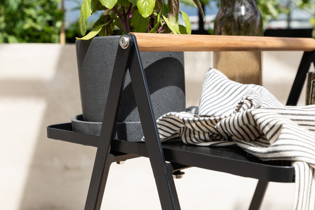 Table de jardin Moyo - une table d'appoint avec un plateau carré et une poignée en bois de teck