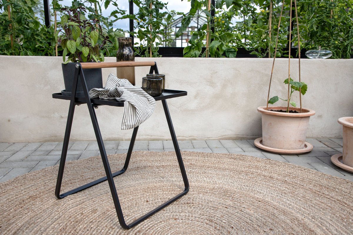 Table de jardin Moyo - une table d'appoint avec un plateau carré et une poignée en bois de teck
