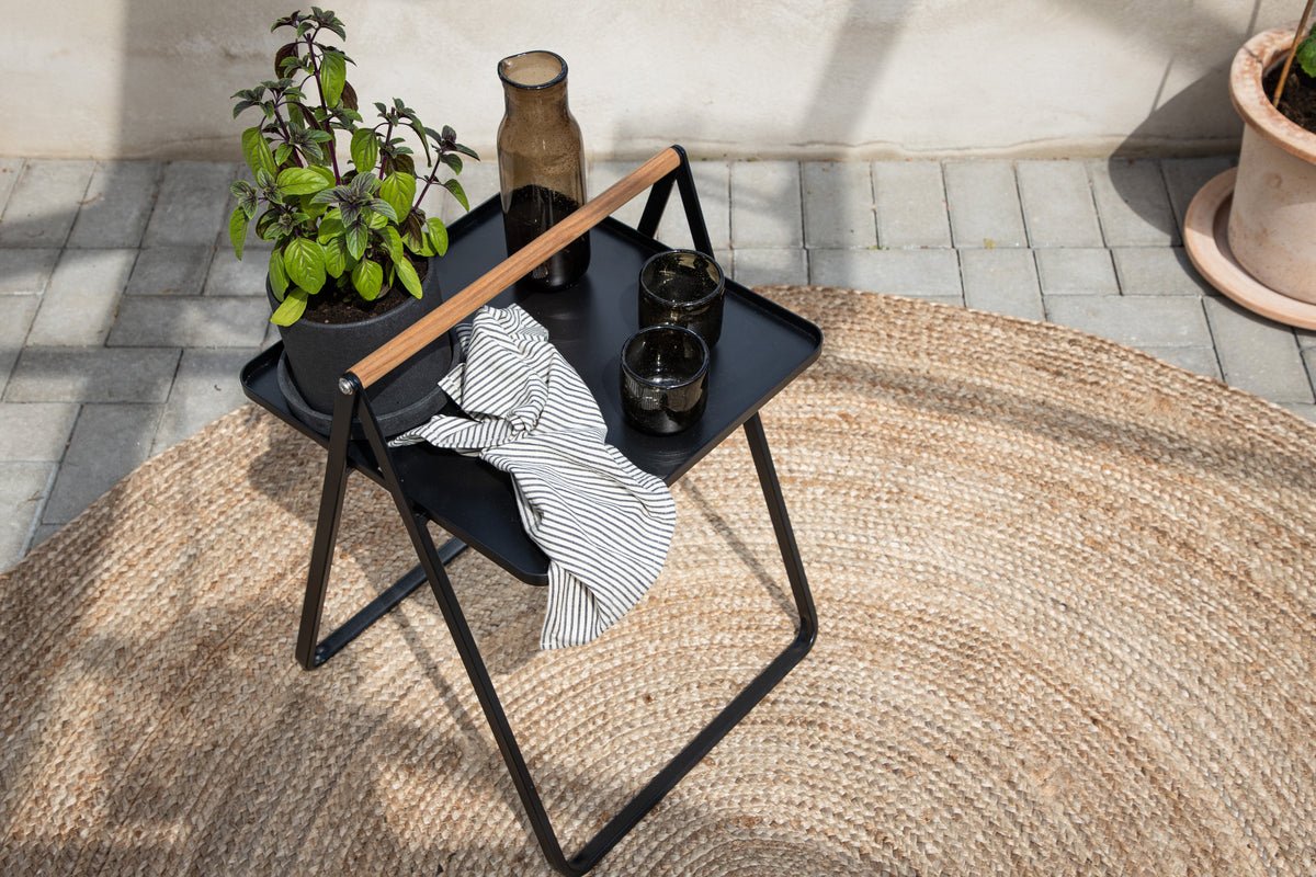Table de jardin Moyo - une table d'appoint avec un plateau carré et une poignée en bois de teck