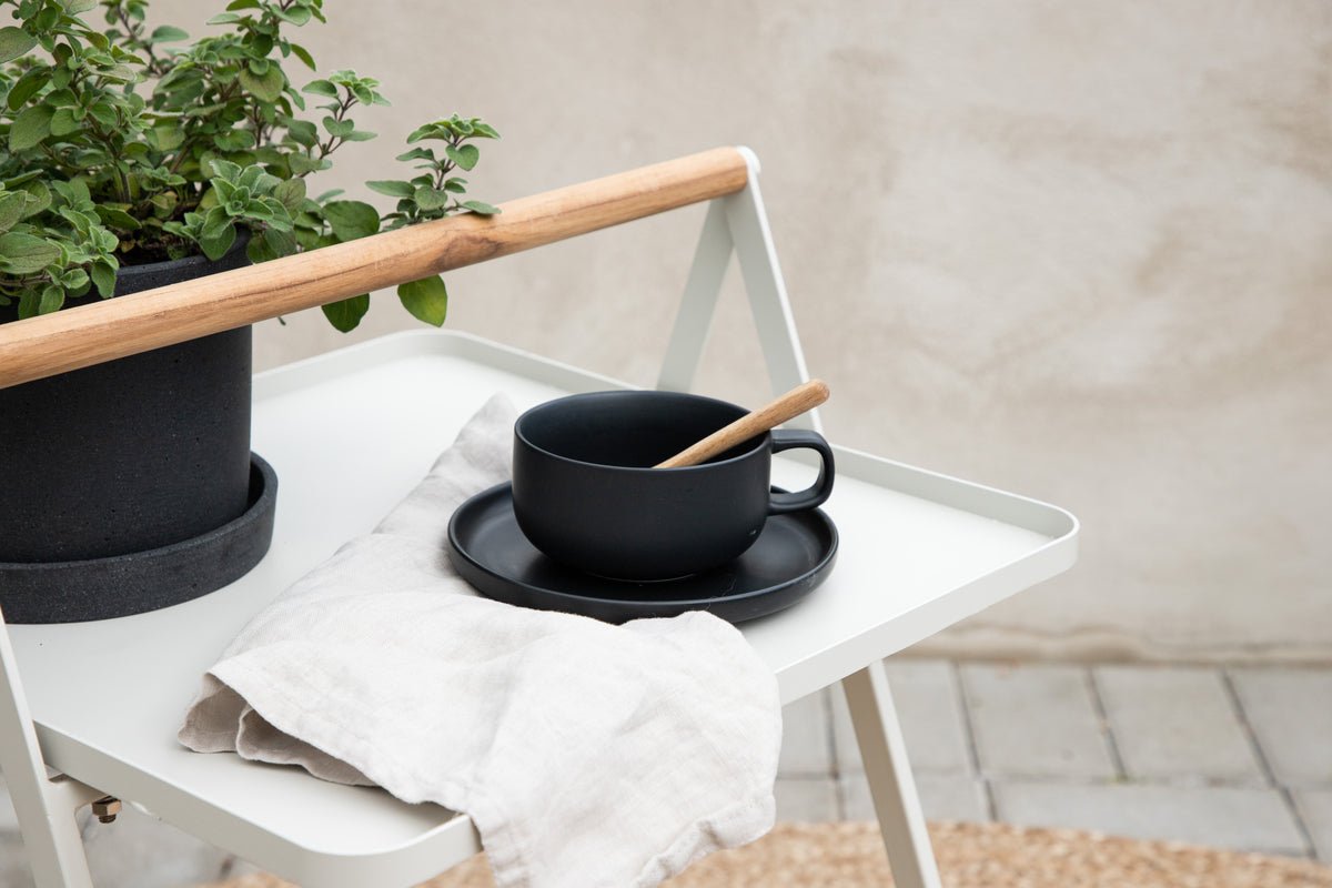 Table de jardin Moyo - une table d'appoint avec un plateau carré et une poignée en bois de teck