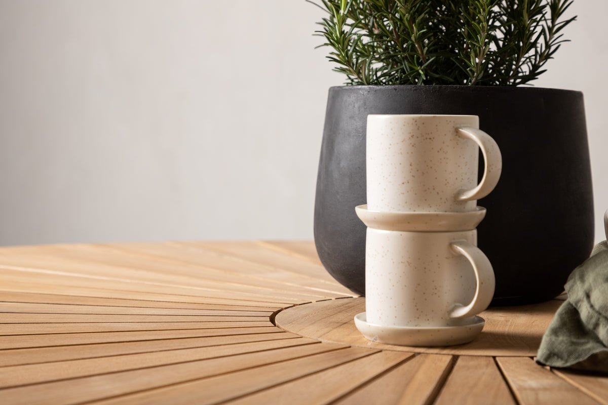 Gartentisch Mirani - en ronne Iessdësch aus Metall a Teakholz