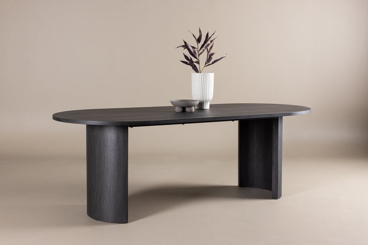 Dining table Veyla - an oval dining table in elegant Black
