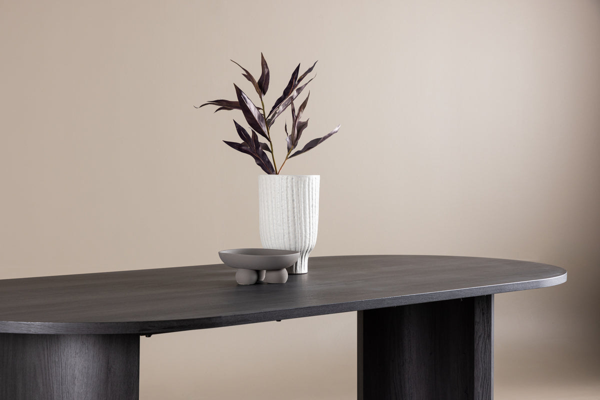 Dining table Veyla - an oval dining table in elegant Black