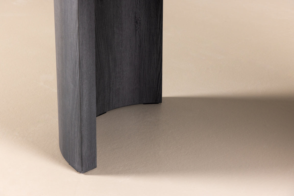 Dining table Veyla - an oval dining table in elegant Black