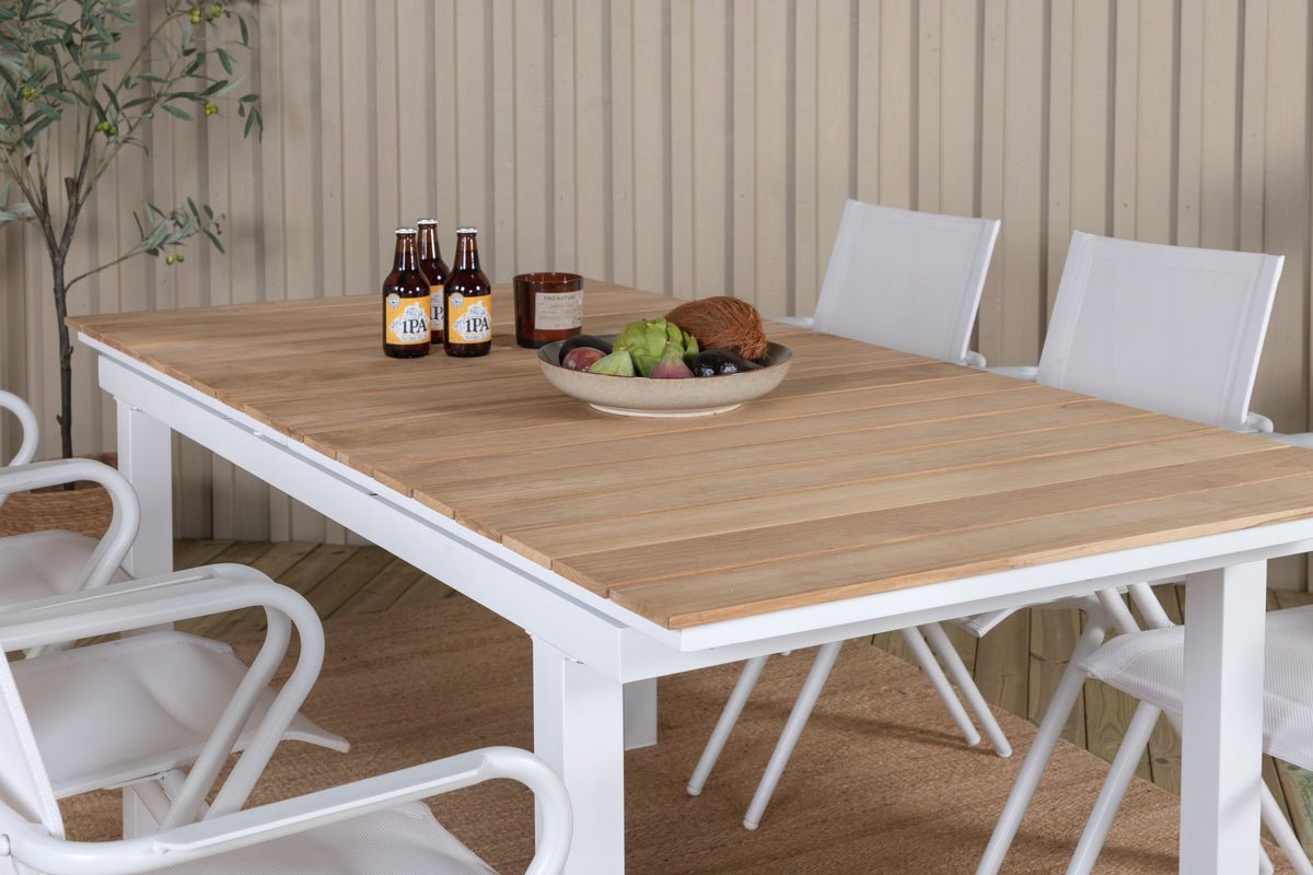 Garden table Caimana - an extendable dining table with a noble teak wood top