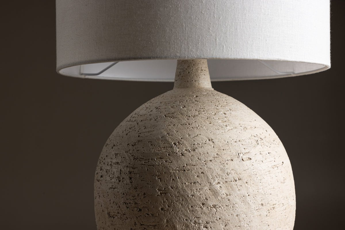 Dëschlampe „Alvesta“ – Rustikal Terrakotta-Basis mat wäissem Jute-Lampeschirm