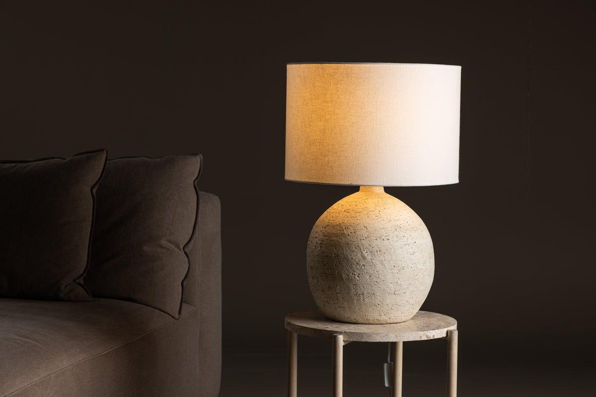Lampe de table « Alvesta » – base rustique en terre cuite avec abat-jour en jute blanc