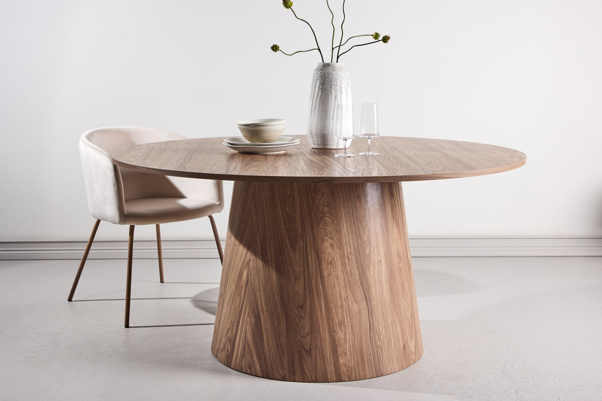 Dining Table Calma - a round dining table in Scandinavian style