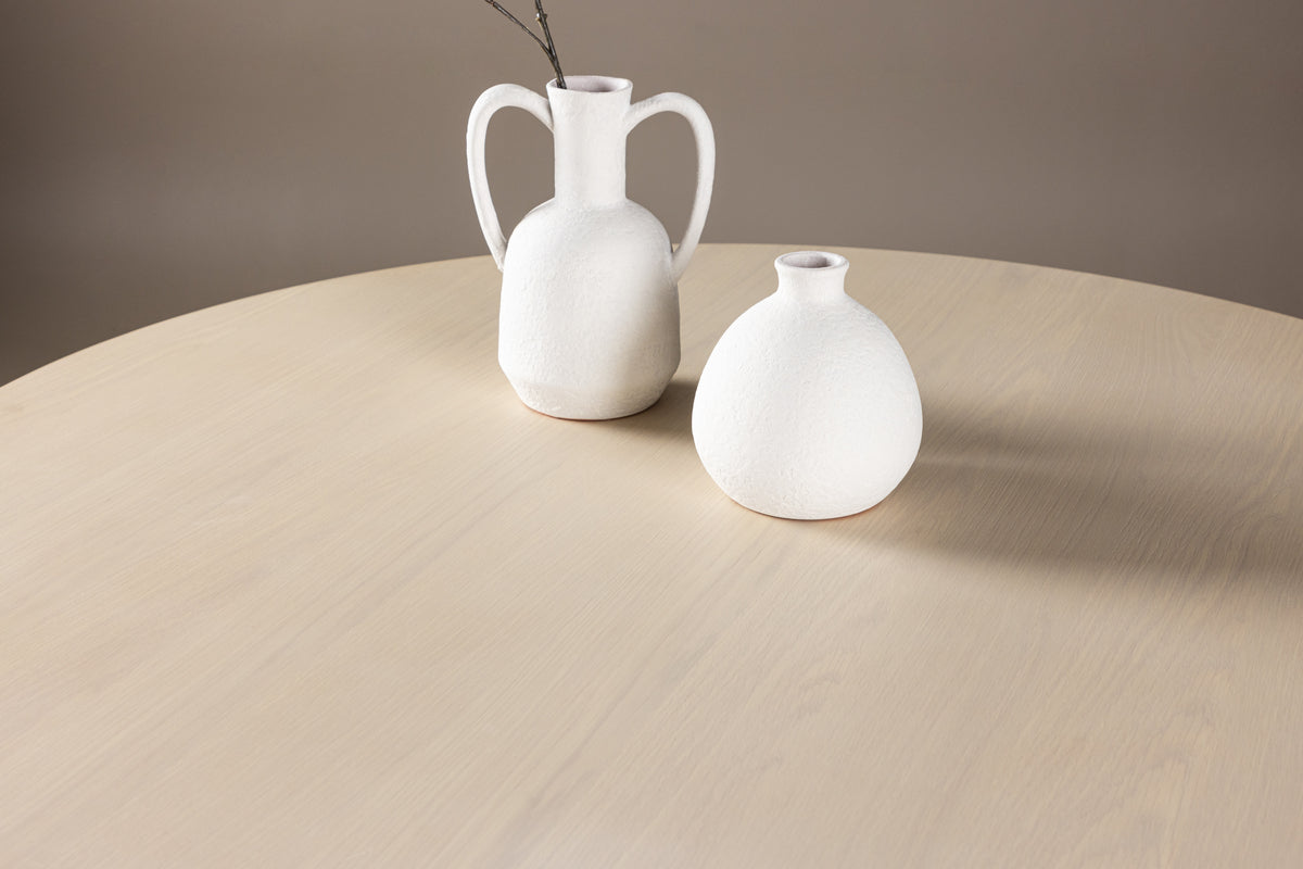 Dining Table Isola - in harmonious design with an elegant touch