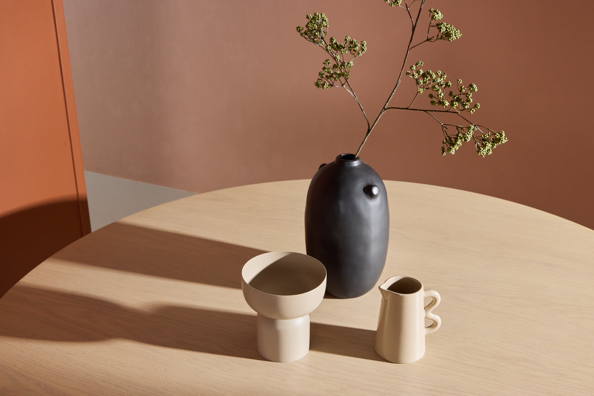 Dining Table Solara - in modern, Scandinavian-inspired design