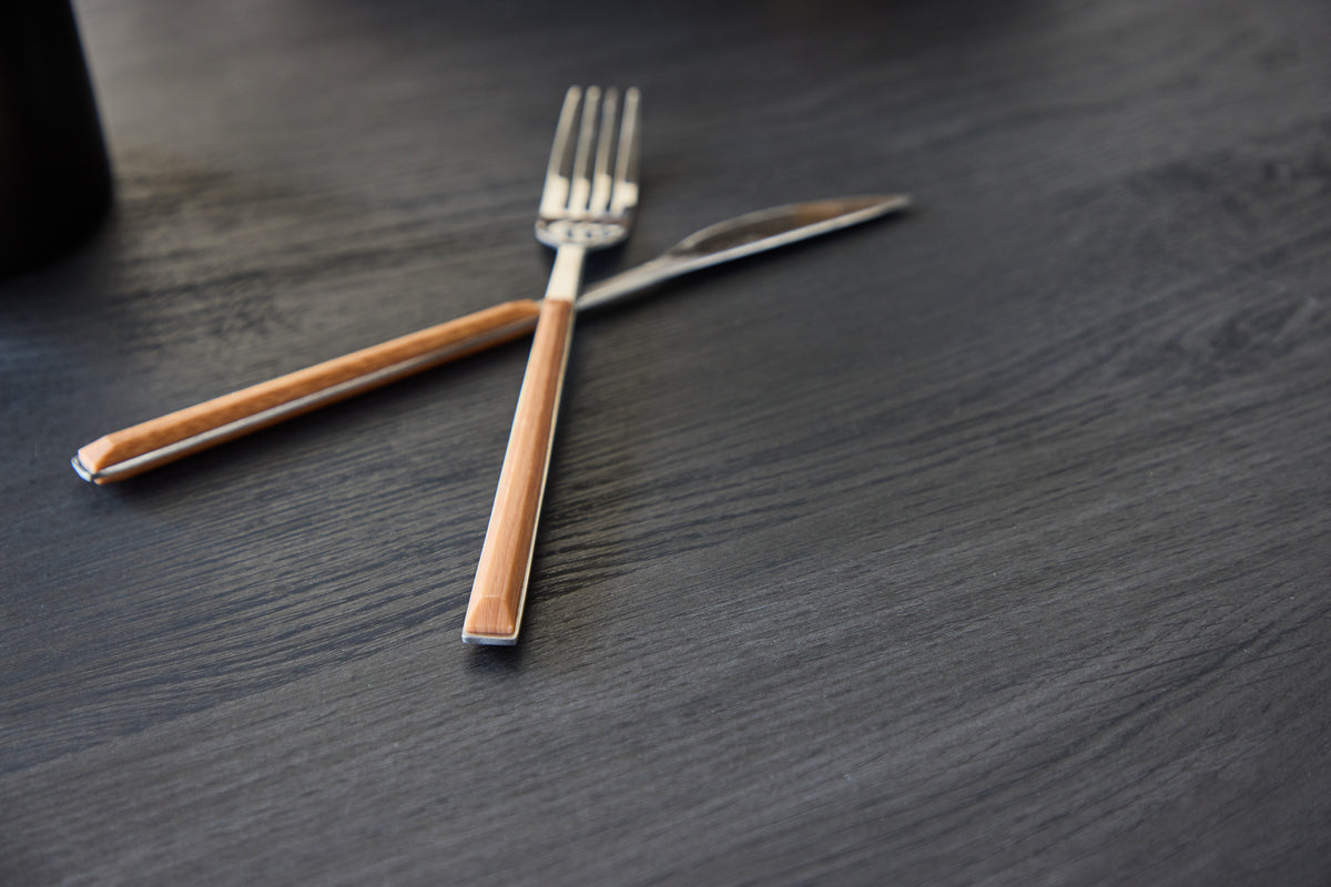 Dining table Baylin – a round dining table in black MDF